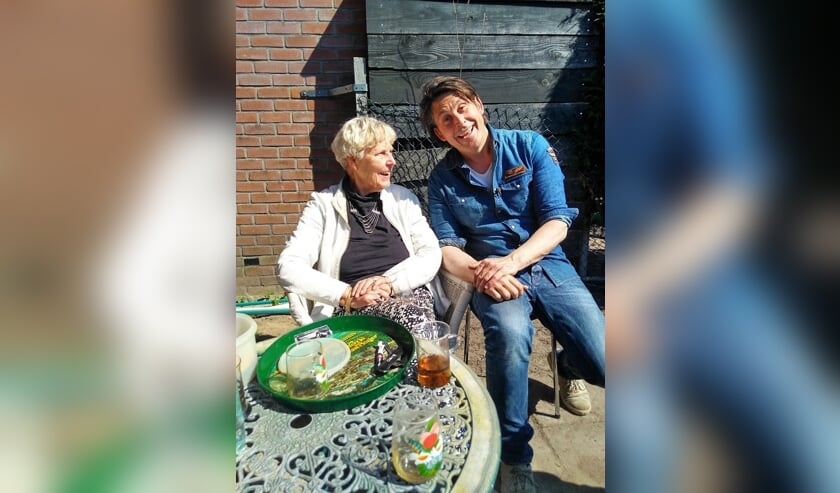 Mevr Velsink en presentator Lodewijk Hoekstra