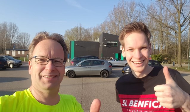 Sander Nijland (hier op de foto met vader Tim) is tevreden met Het Buiningpark als locatie voor de Hartloop.