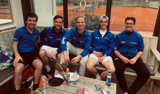 Robbin Beijnhem, Bart Gijsbertsen, Koen van der Horst, Boudewijn de Jongh en Wesley Nieuwendijk vormen het eerste team.
