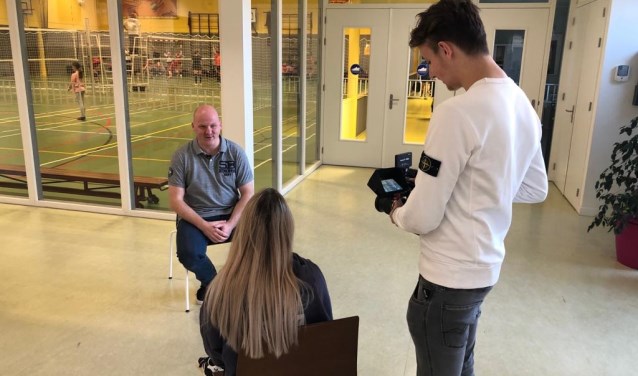 Voorzitter Gert-Jan Baerents wordt geinterviewd door een filmploeg van de Nevobo.