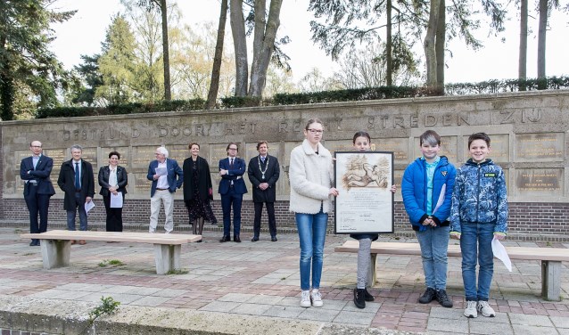 De Louise de Coligny neemt de zorg van het monument over van De Regenboog
