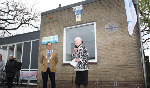 Burgemeester Bouwmeester en voorzitter Christine Vermeulen van Stichting De oude Bieb onthulden het bord.