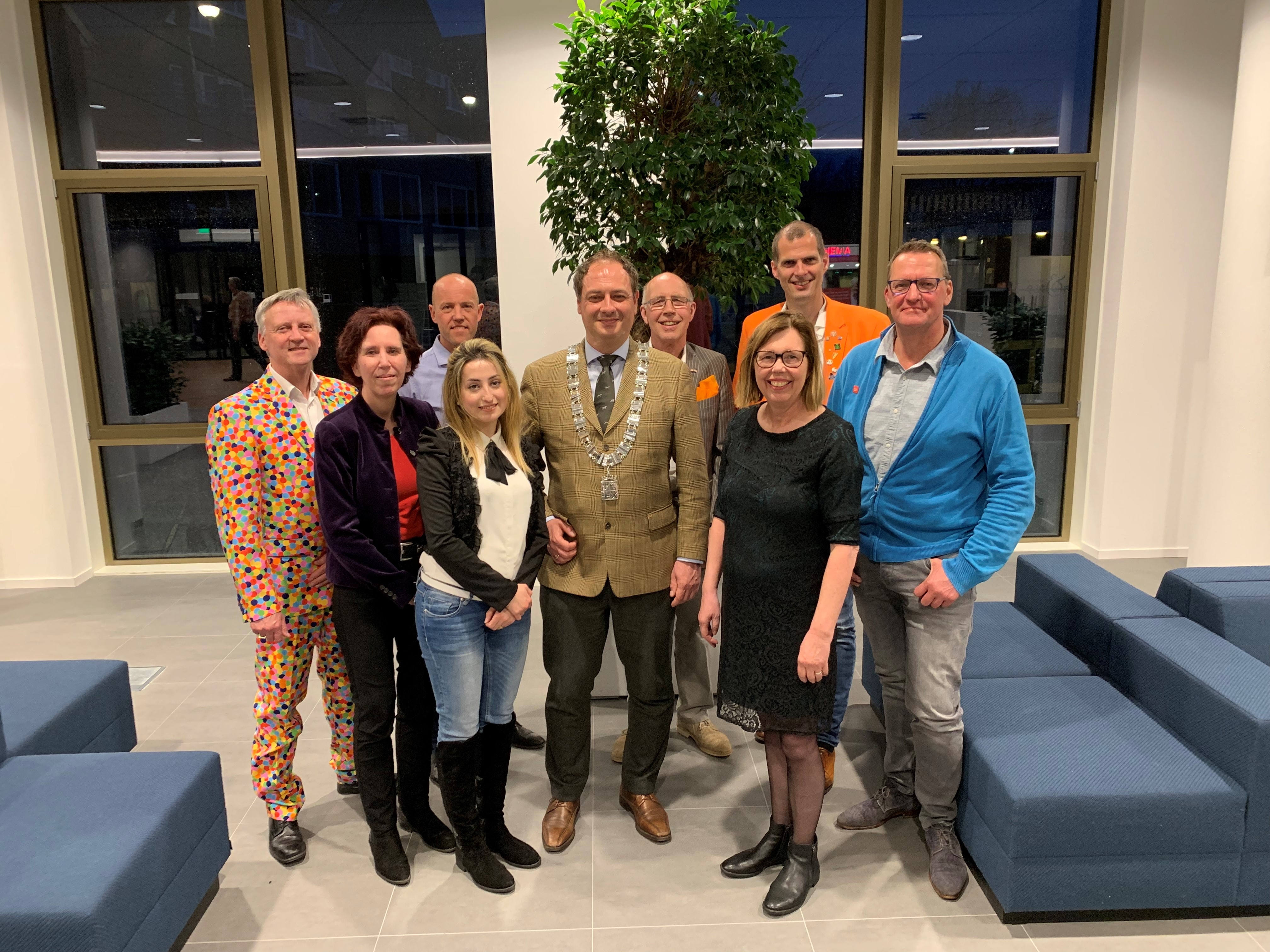 Burgemeester Bouwmeester te midden van Team Leusden