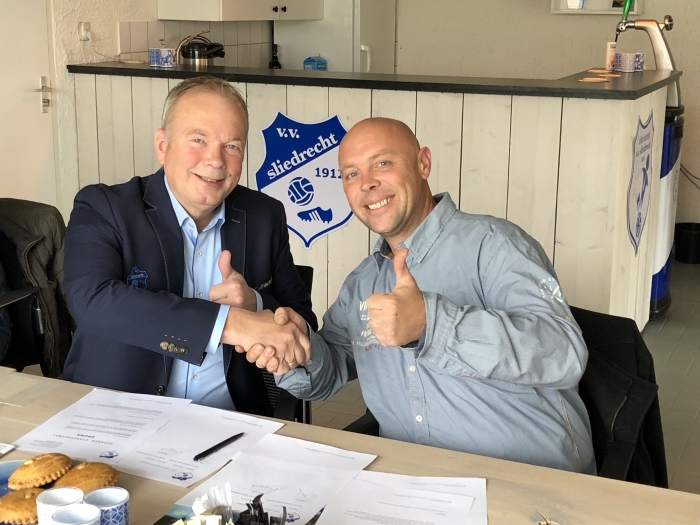 Foto: Corné van Wijngaarden(rechts) en Kees Verhoef bekrachtigen Bronzen sponsorcontract