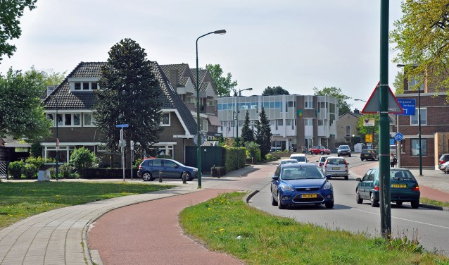 Op de Stadhouderslaan komt een afslagvak voor verkeer naar de Korte Brinkweg (links).