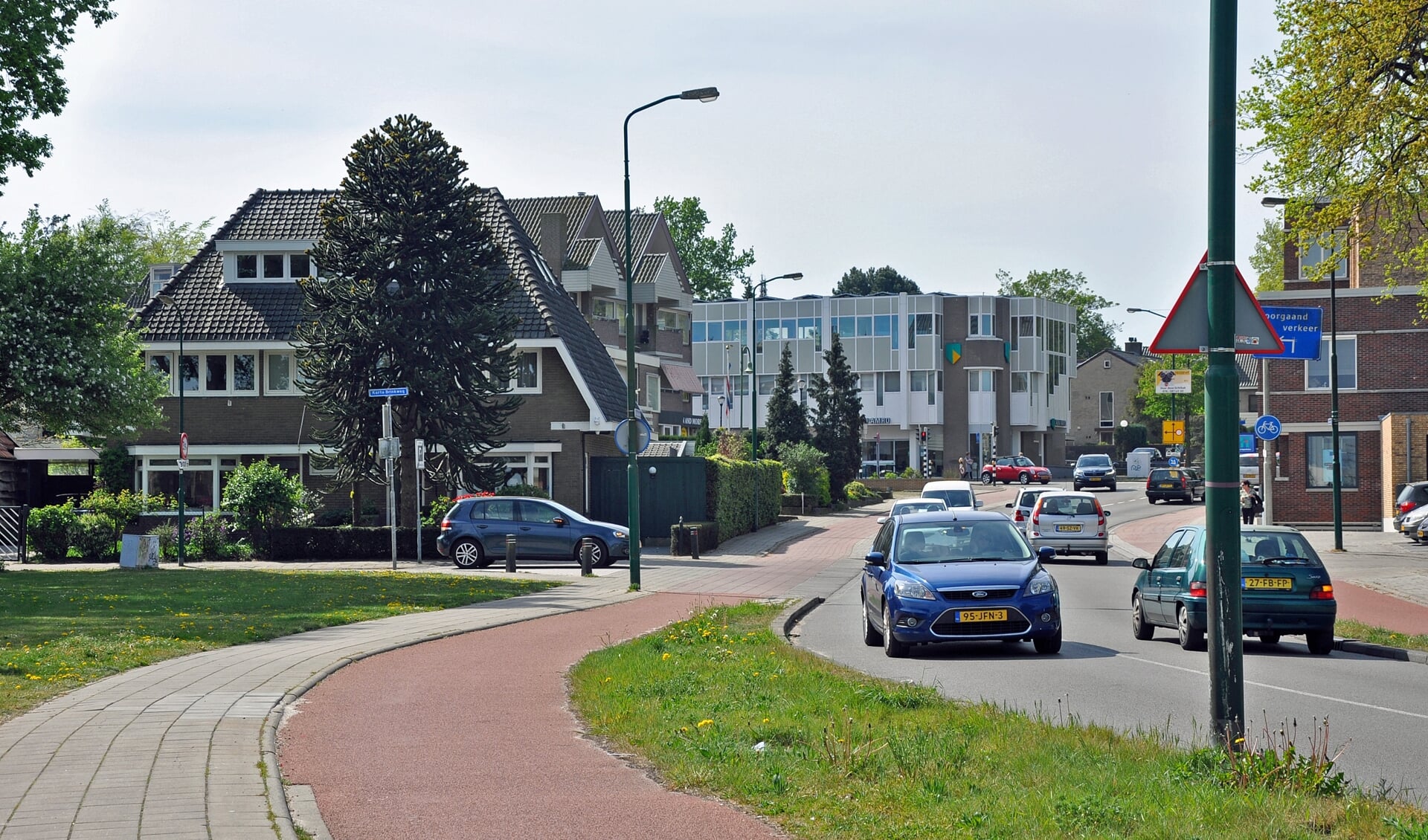Op de Stadhouderslaan komt een afslagvak voor verkeer naar de Korte Brinkweg (links).