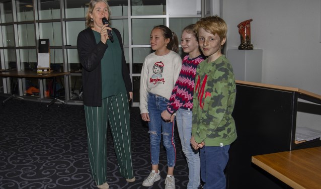 Burgemeester Nienhuis feliciteert Taeke, Mette & Kim met hun winnende gedicht