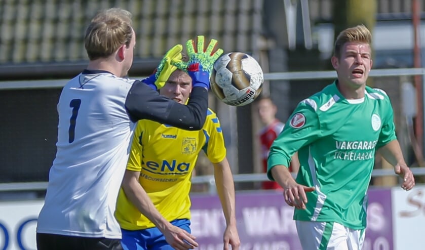 Lennart Ploeg (groen shirt) scoorde twee maal tegen de uitstekende Barneveldse doelman,