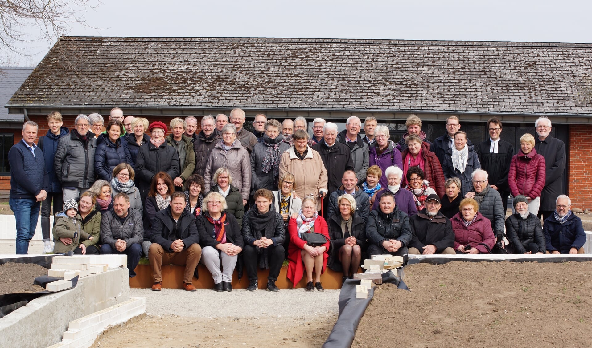 Een deel van de groep Ladelunders en Puttenaren die de afgelopen maanden aan de Tuin van Ontmoeting hebben gewerkt.