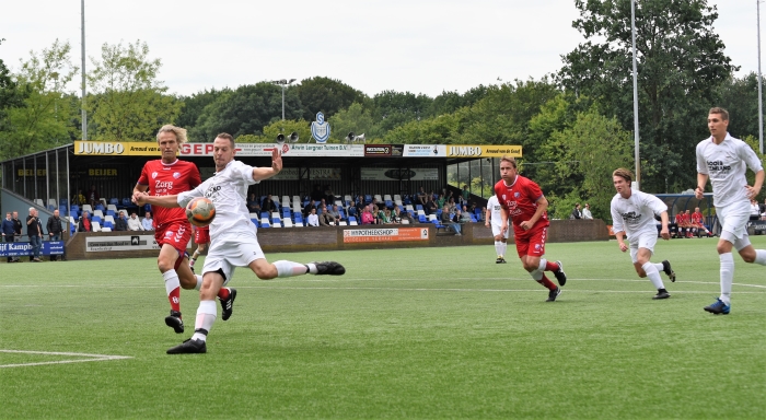 De wedstrijd in 2018. Saddy de Koning haalt uit op het doel van FC Utrecht. FC Utrecht-speler Robert Roest blaast uit. Waarschijnlijk komen deze spelers elkaar weer tegen op 22 juni