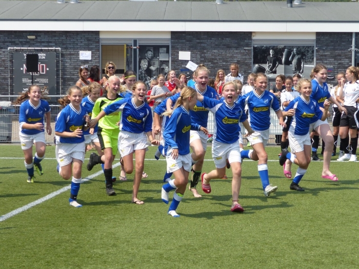 Plezier en sportiviteit bij de meisjesteams van SDC Putten