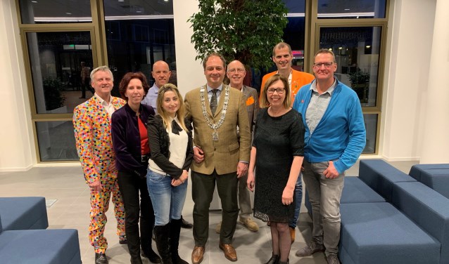 Burgemeester Gerolf Bouwmeester te midden van Team Leusden.