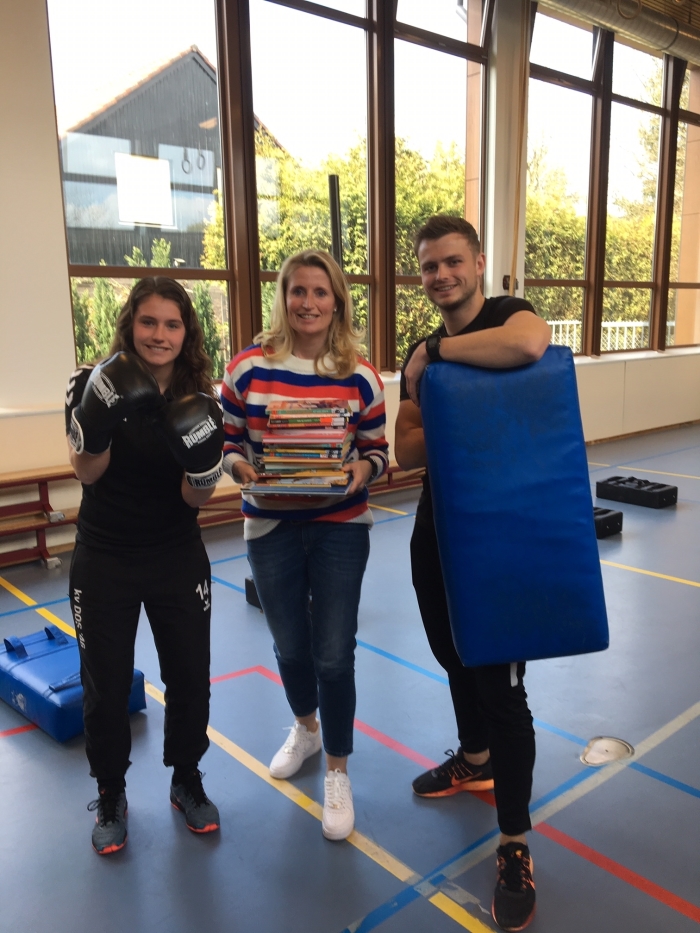 Leerkracht Hilde Ruizendaal, Kon. Emmaschool en Lara Kreikamp en Danny Brouwer, buurtsportcoaches van Nijkerk Sportief en Gezond.