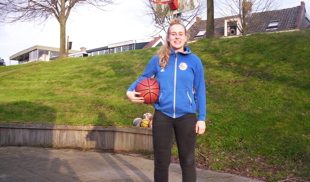 Imke van Genderen op het eigen basketbalveldje voor het ouderlijk huis aan de dijk.