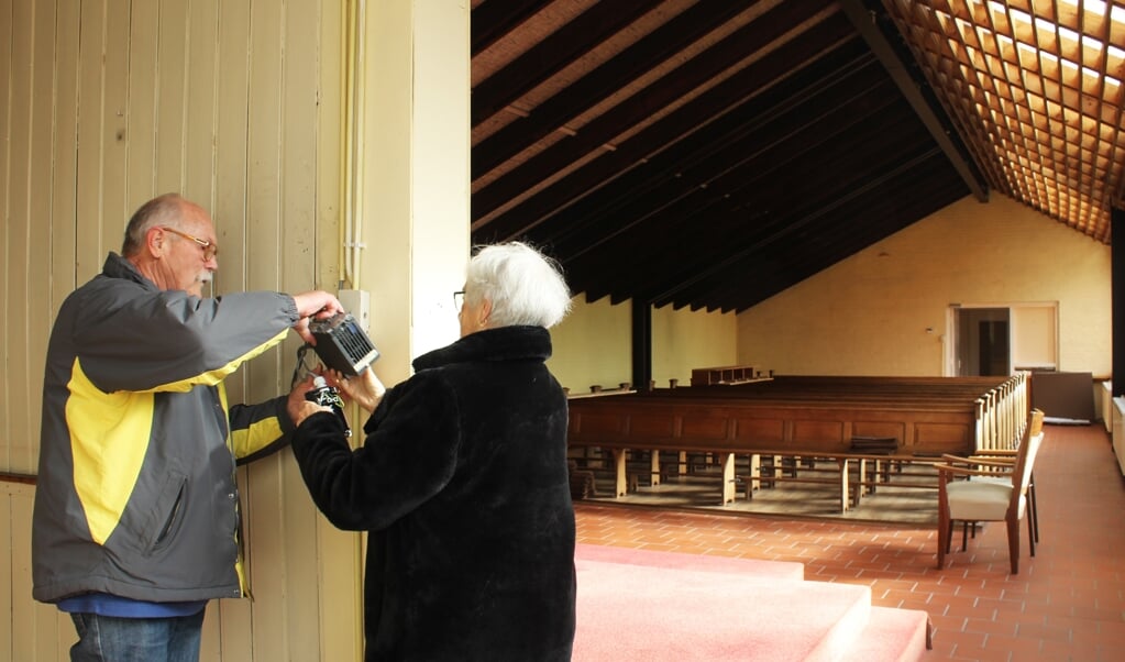 Vrijwilliger Jan de Redder ontmantelt samen met voormalig penningmeester Nel van der Werf het luidsysteem van de kerkklok van de Sint Antonius Abt-kerk.