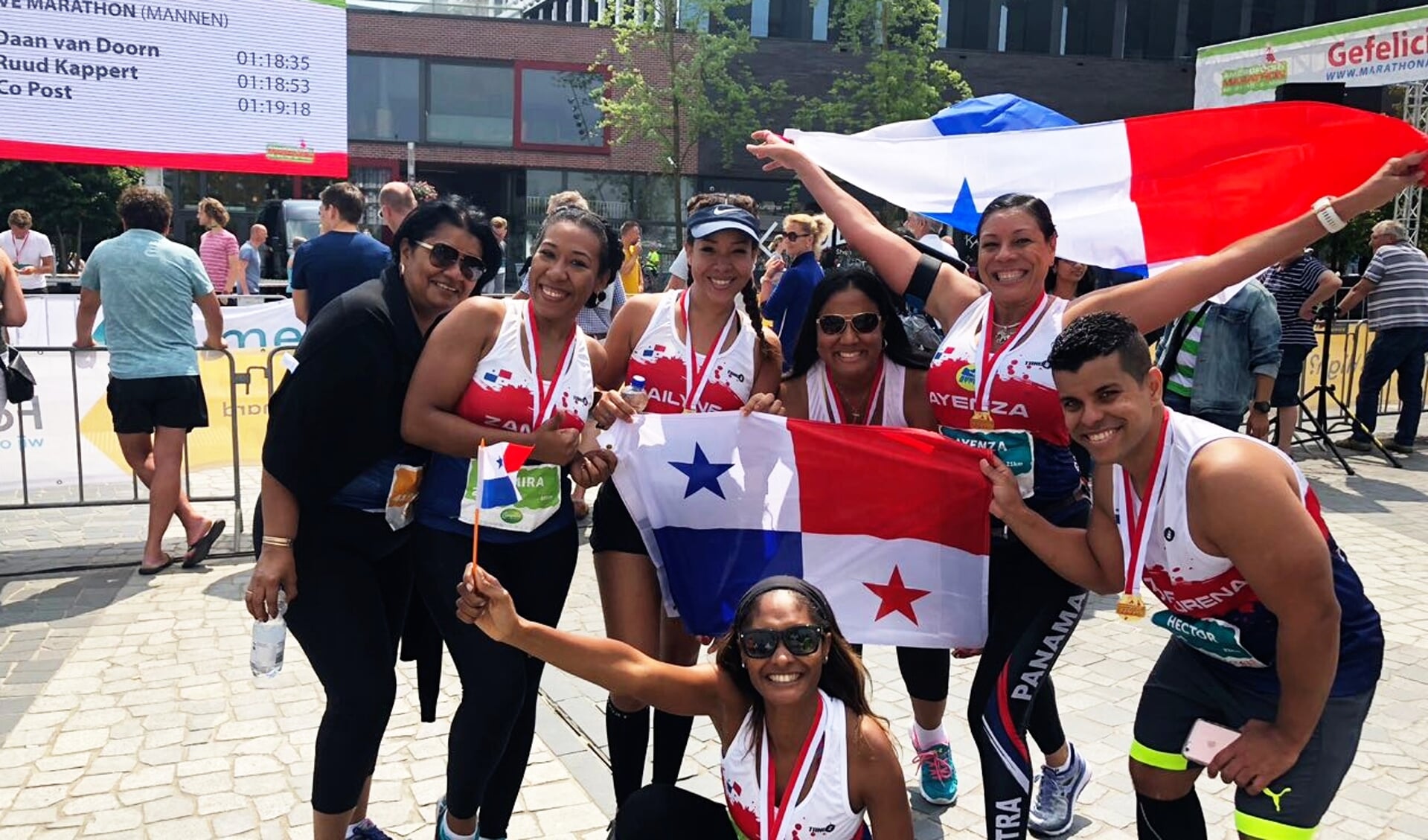 De groep atleten uit Colombia na de finish op het Eemplein in 2018. 