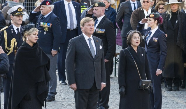 Een bijzonder eervolle plek in de erewacht voor Lisette Huffels uit Schalkwijk tijdens de Nationale Dodenherdenking op de Dam.