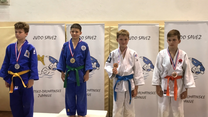 Inno Loeber, 2e van rechts, wint brons in Solin, Kroatië.