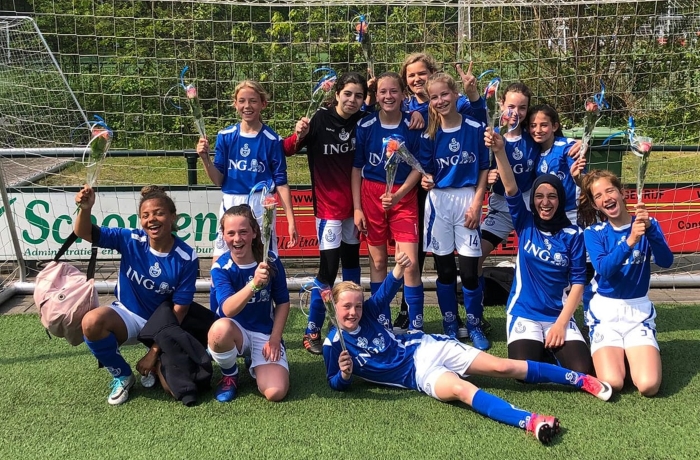 De MO13-2 van SO Soest viert het kampioenschap