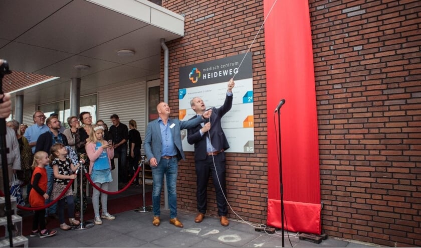 Huisarts Jan Pier van Kooten en Wethouder Menno Tigelaar openen het Medisch Centrum Heideweg.