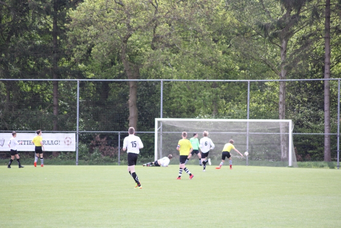 Een mooie kopbal zorgt voor de 1-3 ruststand.