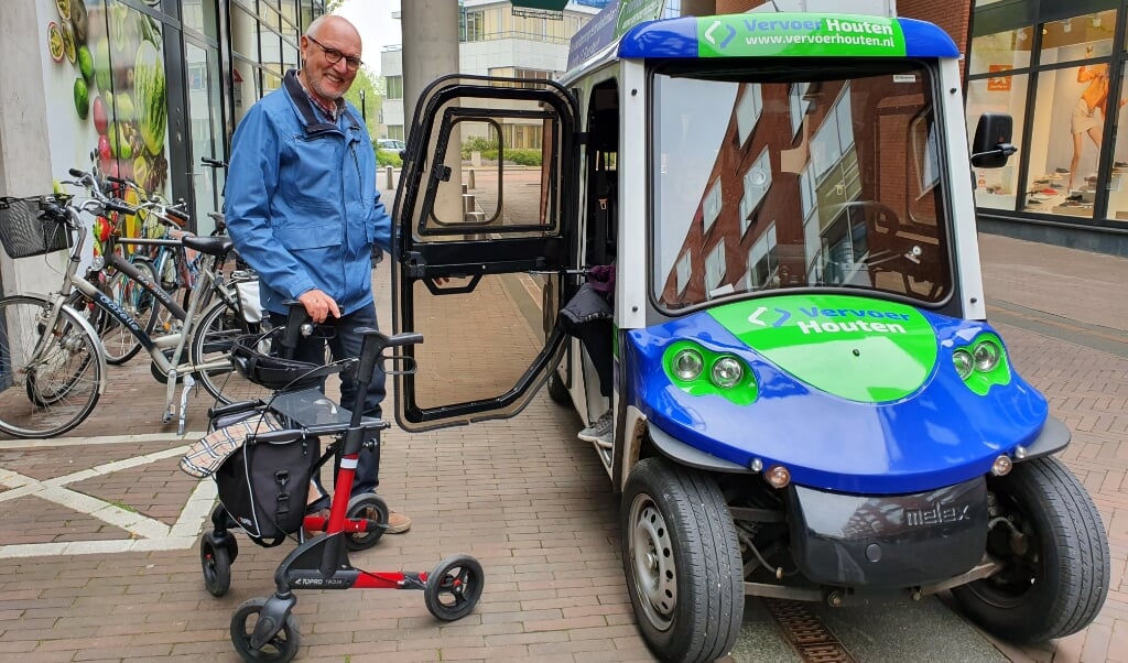 Adrie van Rijn houdt de deur open voor een deelnemer van Duurzaam Vervoer Houten