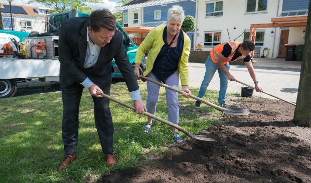 <p>Wethouder Kees Kraanen gaf in juni 2019 in Nieuwland samen met Odette Dankaart van Buurtinitiatief Nieuwland, het startsein voor de Operatie Steenbreek.</p>