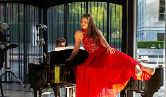 Donij van Doorn en pianist Jeroen Sarphati boeiden hun publiek tijdens de experimentele 'Walking Opera Dinner'.