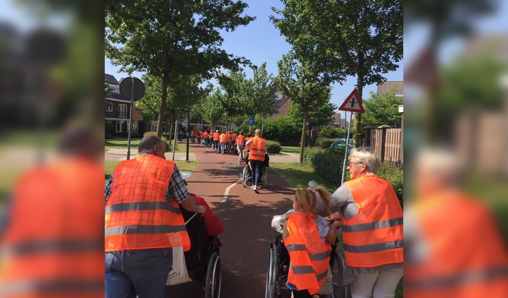Bewoners, familieleden en vrijwilligers lopen de tweedaagse door Houten
