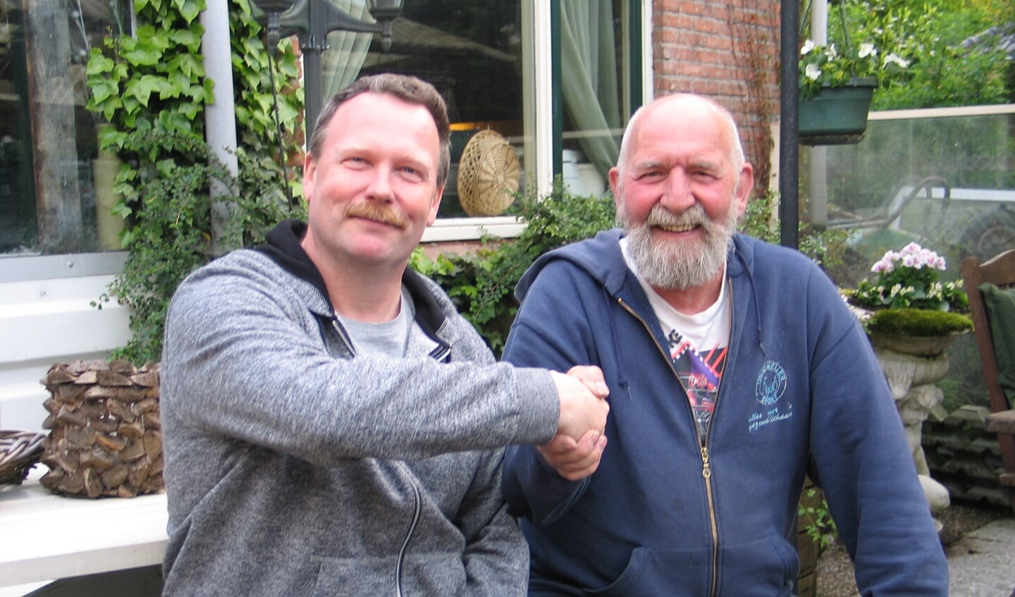 Na twintig jaar als vrijwilliger bij de Avondvierdaagse Hoevelaken geeft Bert van de Bunt de voorzittershamer over aan Cees Beijer.