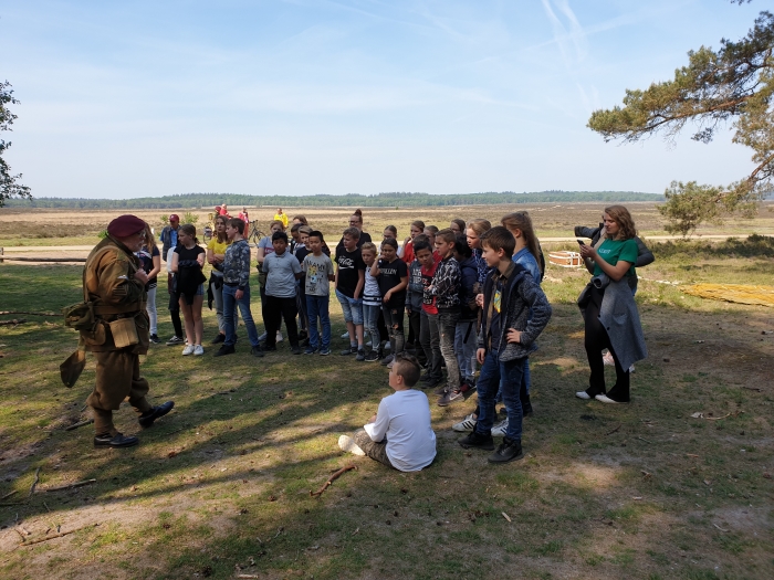 Leerlingen van de Cavaljéschool luisteren aandachtig naar het verhaal van een Britse parachutist