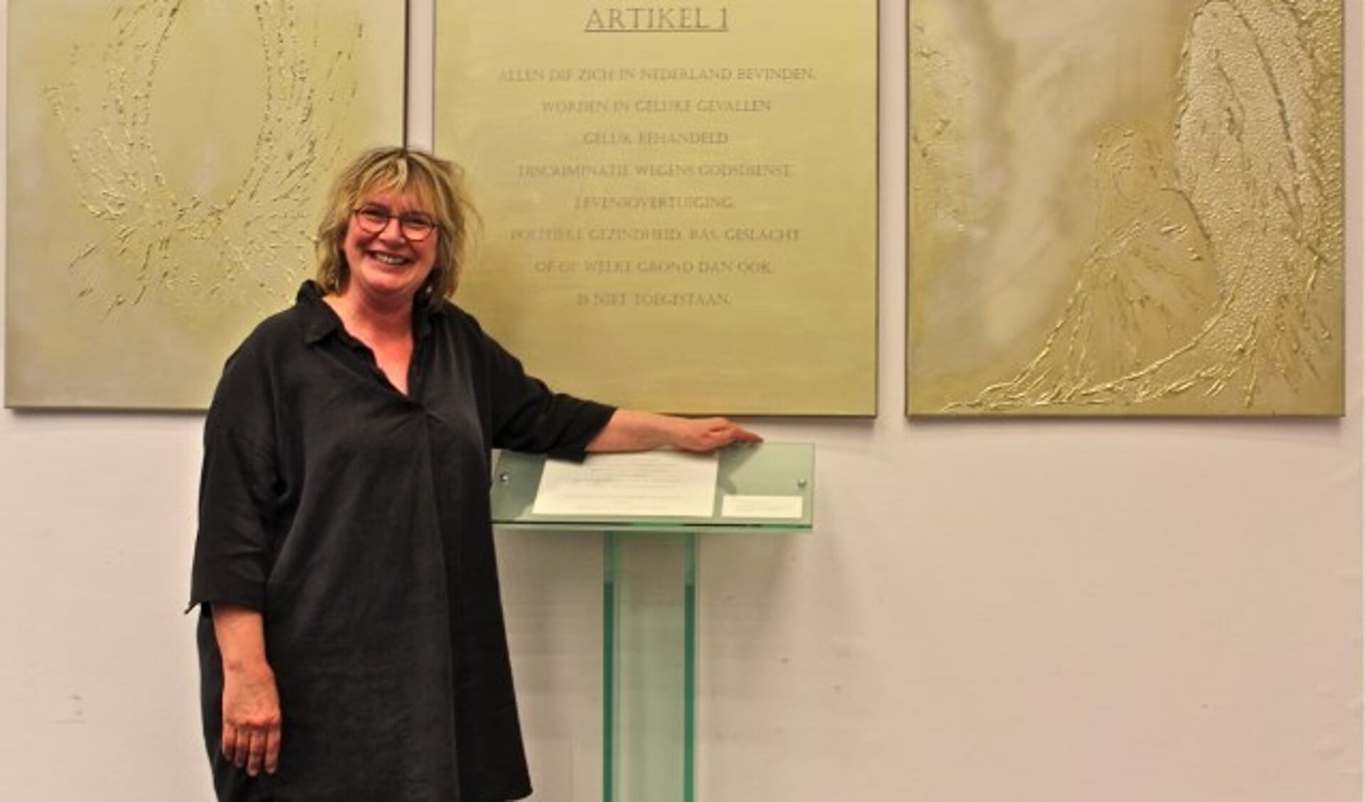 Kunstenaar Iris van Haaren voor het drieluik en gedicht dat zij maakte in het kader van de viering 100 jaar algemeen kiesrecht