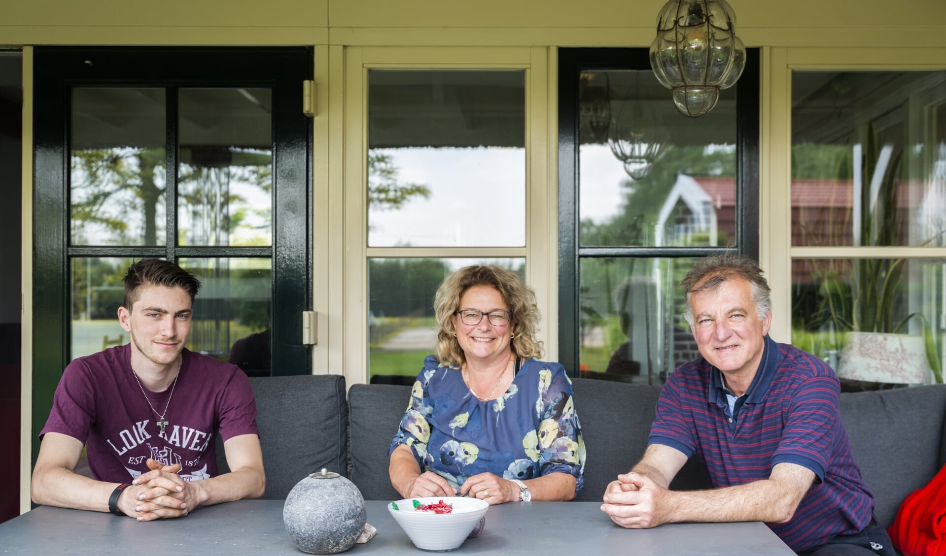 Marij (54), Bill (60) Marsden met zoon Sander. 