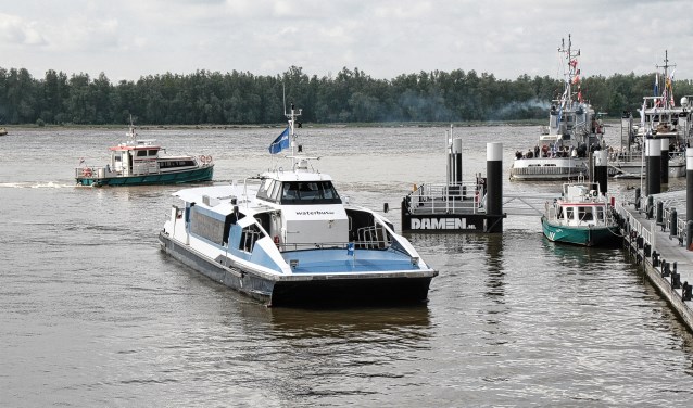 IMAGE 20130617 867408_22waterbus.jpg