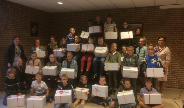 23 kinderen spaarden hun zakgeld op om voedselpakketten ze kunnen verzorgen voor klanten van de Voedselbank.