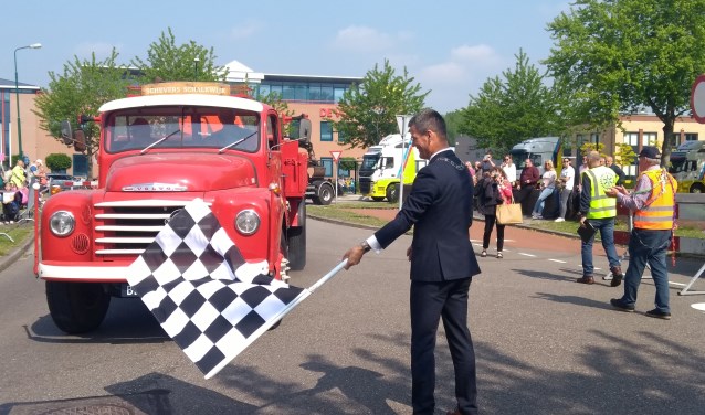 Burgemeester de Jong vlagt 15e truckersdag af