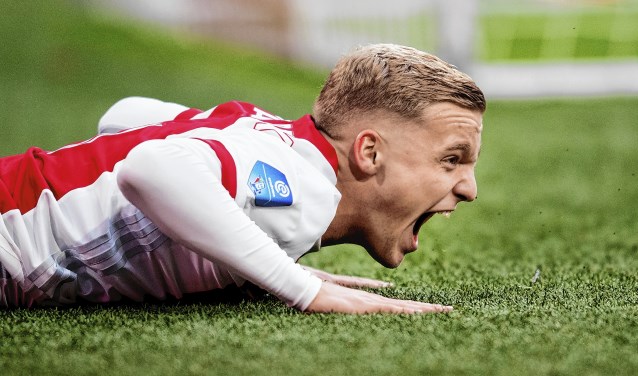 Donny van de Beek van Ajax schreeuwt het uit na een gemiste kans.