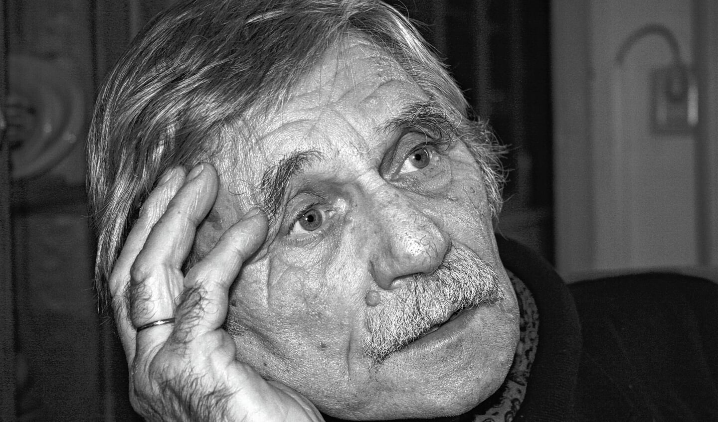 Dichter, beeldhouwer en fotograaf Atze Haytsma word binnenkort negentig jaar. 