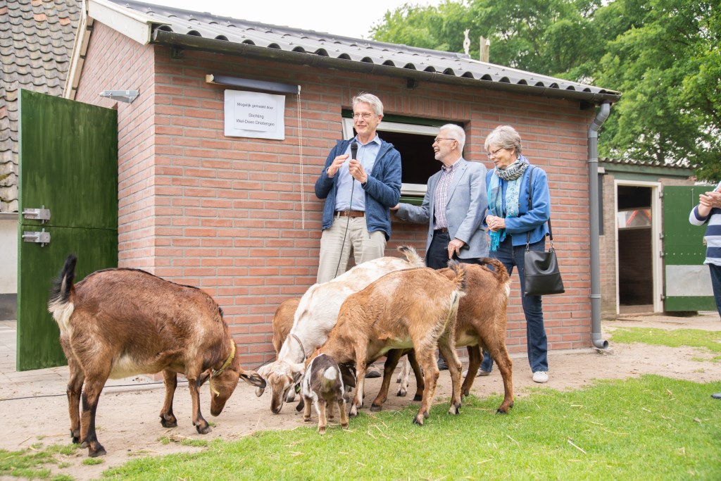 Clemens Festen, voorzitter van de SWD, Ger Hoogerwerf en Heleen Keijzer-Lambooy onthullen het bordje bij de geroneveerde stal.