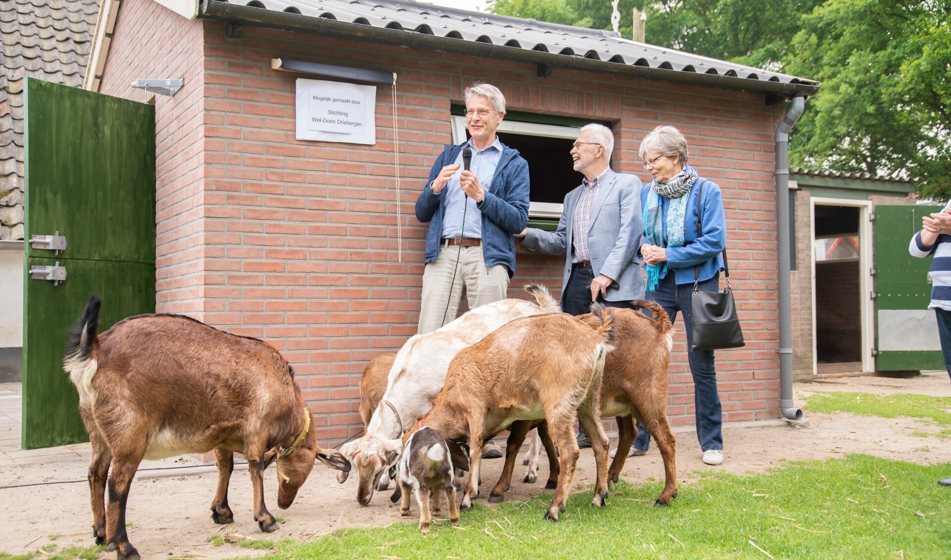 Clemens Festen, voorzitter van de SWD, Ger Hoogerwerf en Heleen Keijzer-Lambooy onthullen het bordje bij de geroneveerde stal.