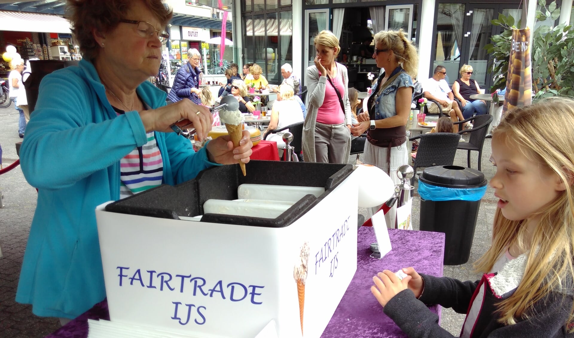 Chieni Wassink maakt actief reclame voor 'Fairtrade'-ijs in De Hamershof.  