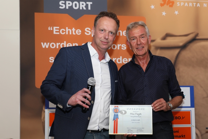 Namens de Businessclub Sparta Nijkerk overhandigt Dick van Rhee aan Nico Fiegen de erelid-oorkonde