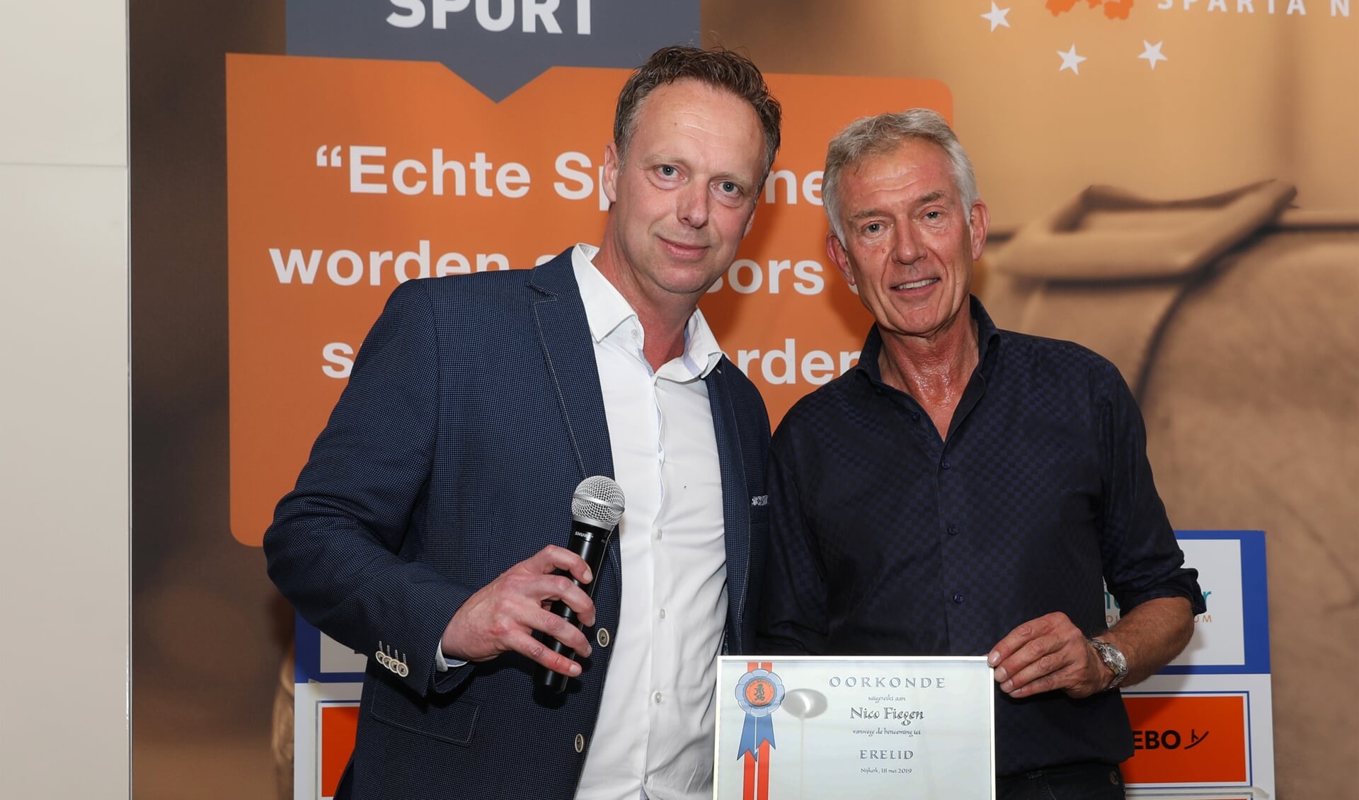 Namens de Businessclub Sparta Nijkerk overhandigt Dick van Rhee aan Nico Fiegen de erelid-oorkonde