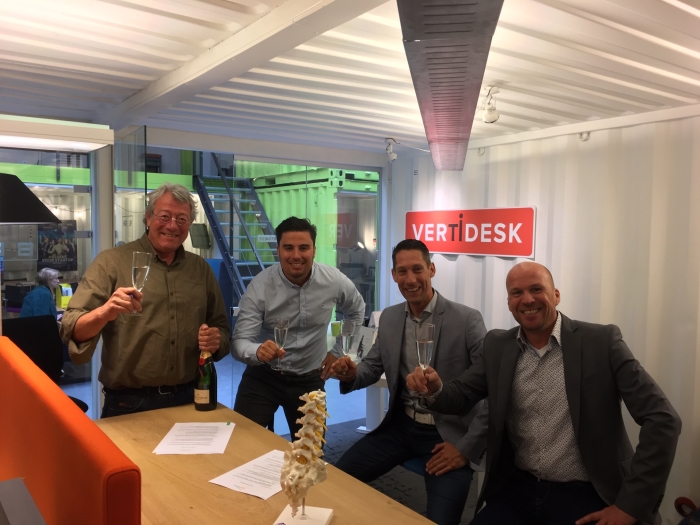 Jisk Boschma, Jonathan Eijsenring (Vertidesk), Jerry Buitendijk en Stefan Schilder (SportSupport) proosten op de samenwerking
