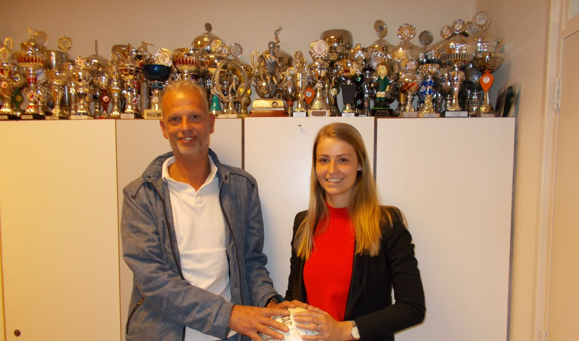 Vader Bert en dochter Daphne van den Bout hebben allebei een rood-wit hart en ademen voetbal.