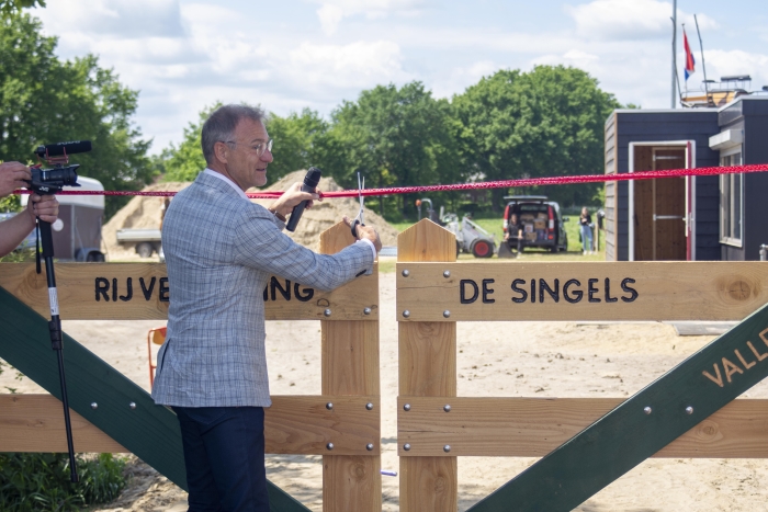 Wethouder E. van Beurden opent de nieuwe acomodatie van RV de Singels