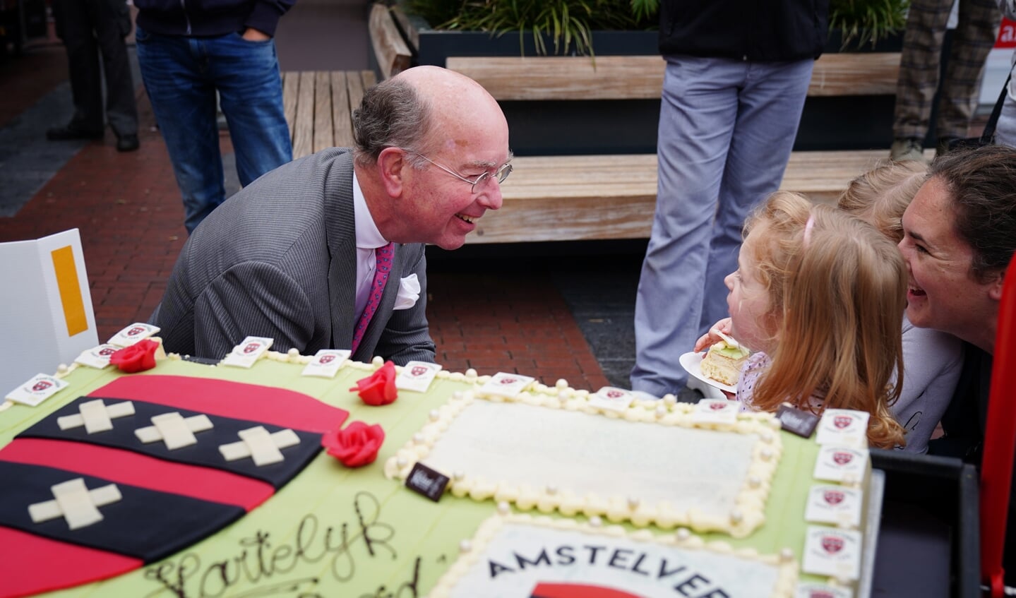 Niet alleen Amstelveen is jarig, maar ook deze tweeling. Daarom krijgen zij van de burgemeester de eerste stukjes taart. 