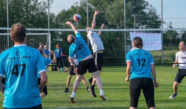 Zomeravondvolleybal.