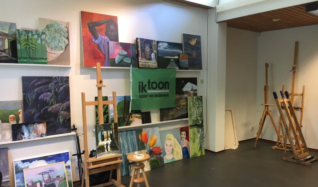 De AAS-expositie wordt ingericht. Op de foto een deel van de werken.