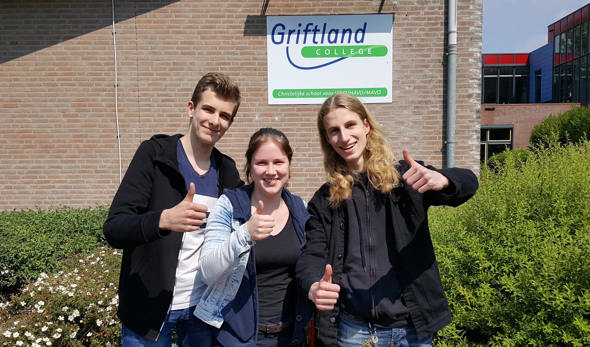 Het zit er op! Rein Bosgra (links), Liselotte Boonman en Wout van Schalkwijk moeten tot 12 juni de wachtkamer in en verder vooral ontspannen en leuke dingen gaan doen.
